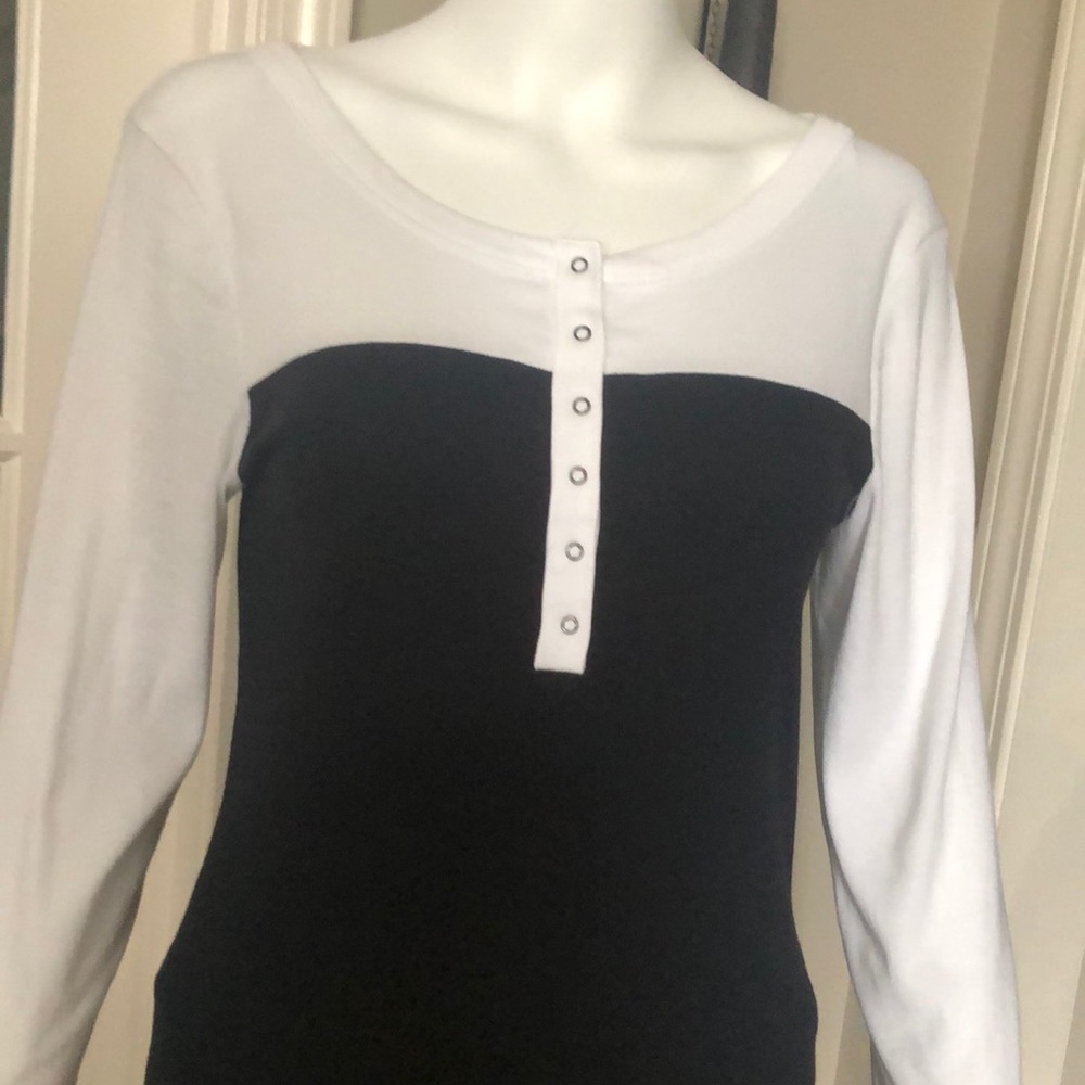 🔥VS TEE SHOP 3/4 Length Sleeve Top EUC (K-16)